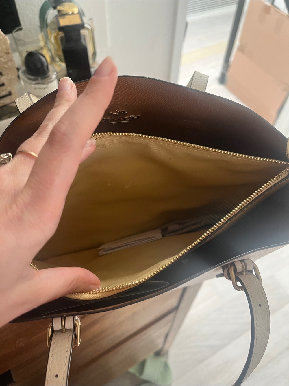 Coach White Pebbled Leather Structured Tote with Gold Hardware - Picture 5 of 8